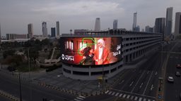 (الاعلان الرقمي الخارجي) مقابل (اللوحات الاعلانية) التقليدية: أيهما الأنسب للعلامات التجارجية من شركة الى شركة في الشرق الأوسط؟